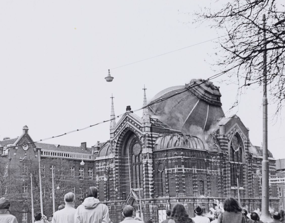 Het opblazen van de Koepelkerk, vlakbij het Leidseplein. Foto: Guido Hoogewoud, 1972. Stadsarchief Amsterdam